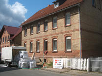 Zwei- oder Mehrfamilienhaus mit Satteldach